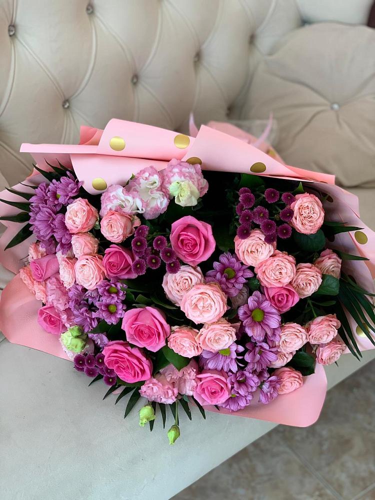 Букет цветов из: Хризантемы, Розы и Лизиантусы в Красноярке