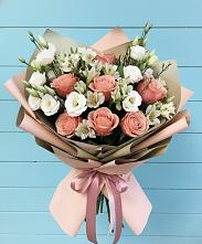 Букет цветов из:  Розы, Альстромерии и Лизиантусы в Красноярке