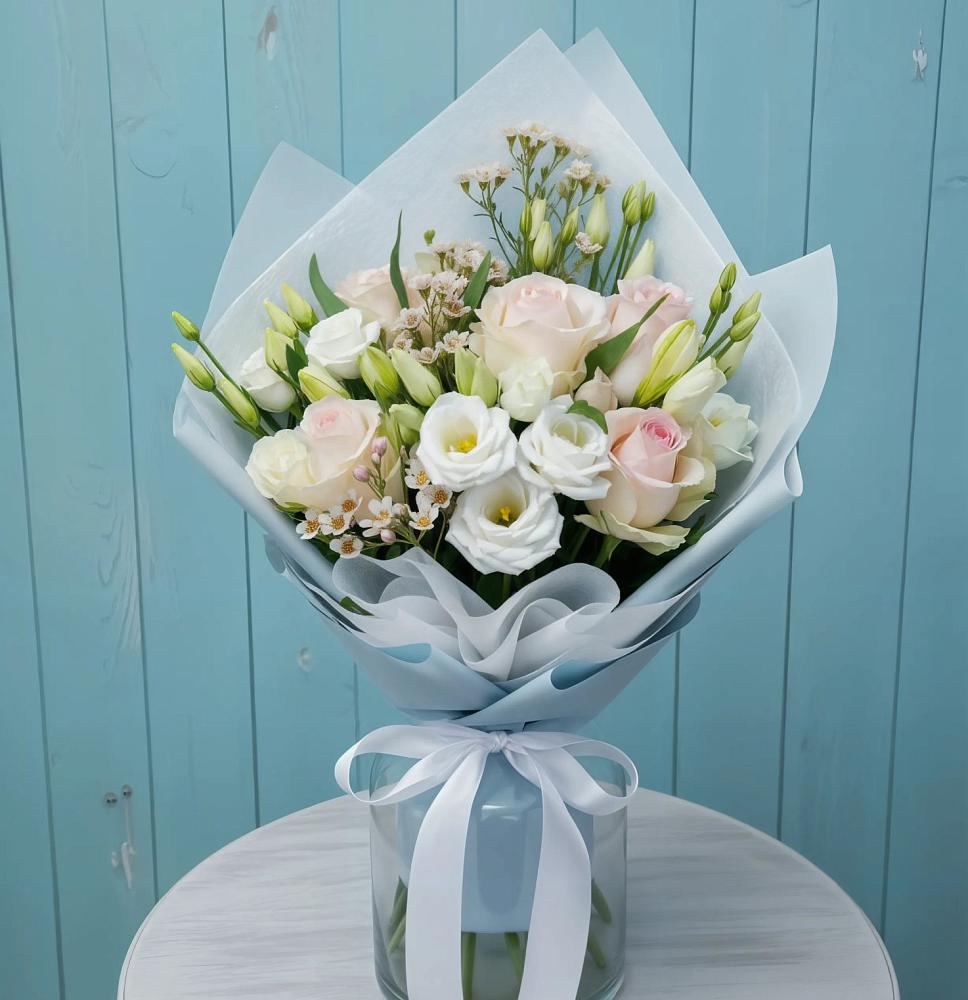 Букет цветов из: Розы и Лизиантусы в Красноярке