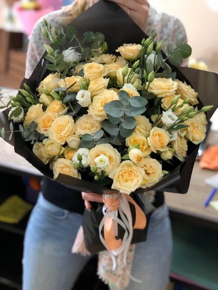 Букет цветов из: Розы и Лизиантусы в Красноярке