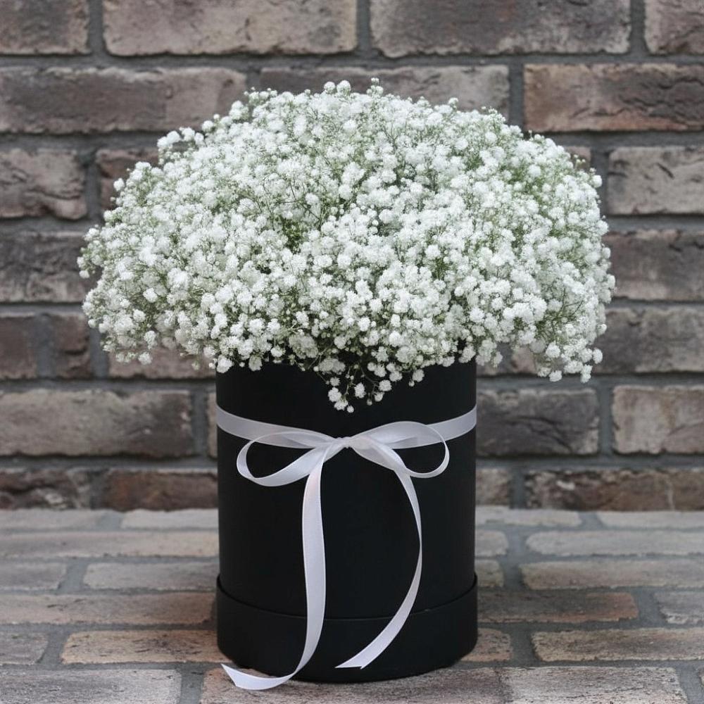 Цветочная композиция из Гипсофила в шляпной коробке в Красноярке