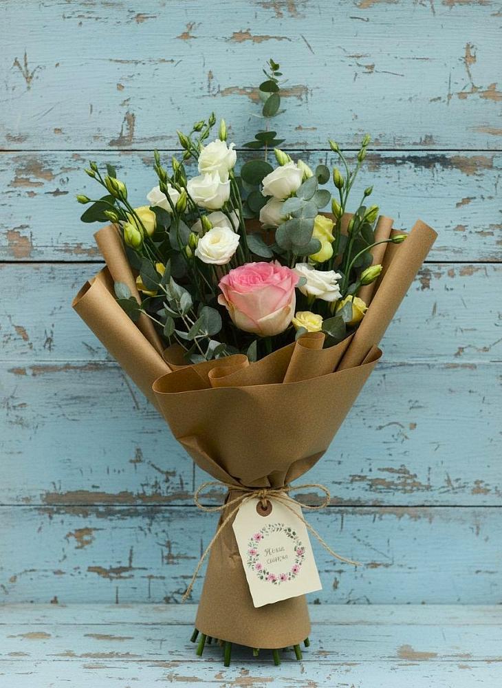 Букет цветов из: Розы и Лизиантусы в Красноярке