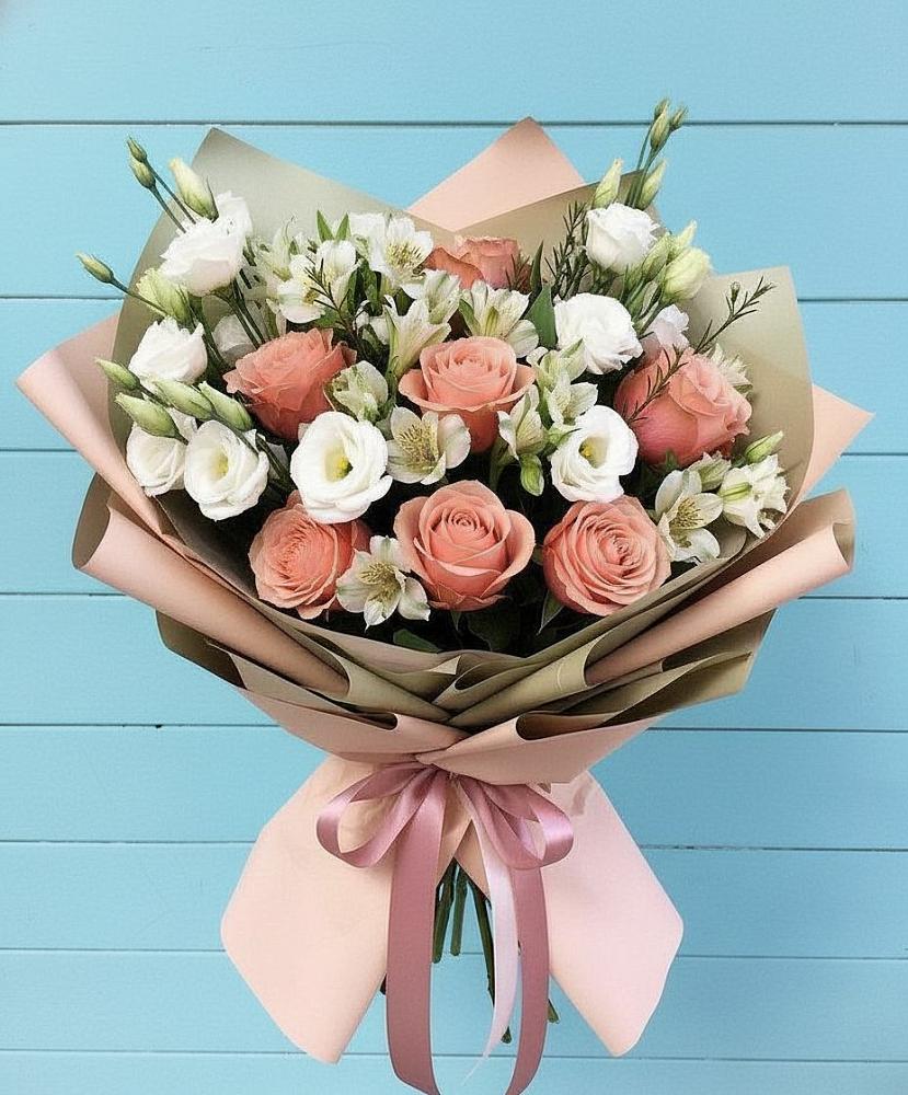 Букет цветов из: Розы, Альстромерии и Лизиантусы в Красноярке
