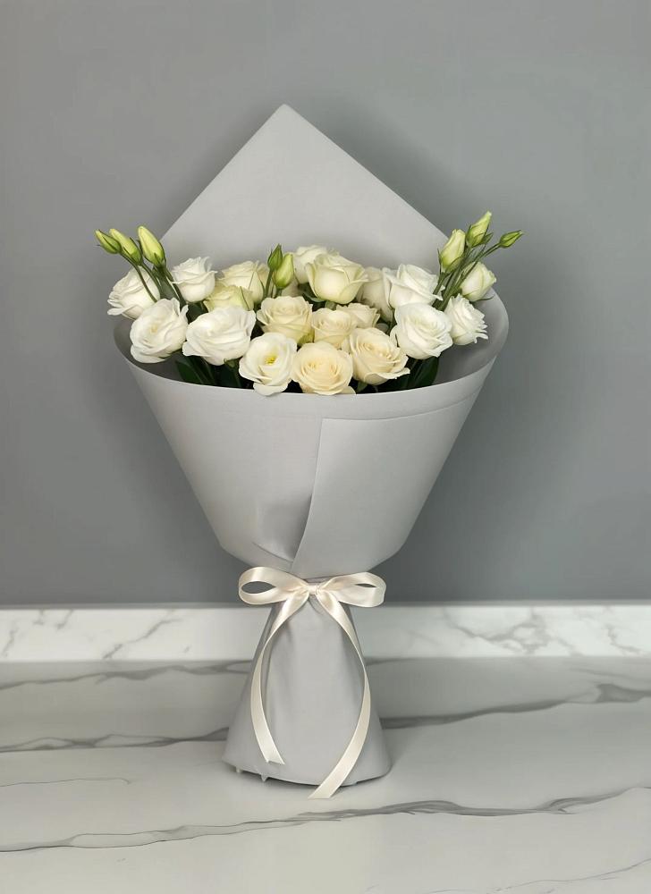 Букет цветов из: Розы и Лизиантусы в Красноярке