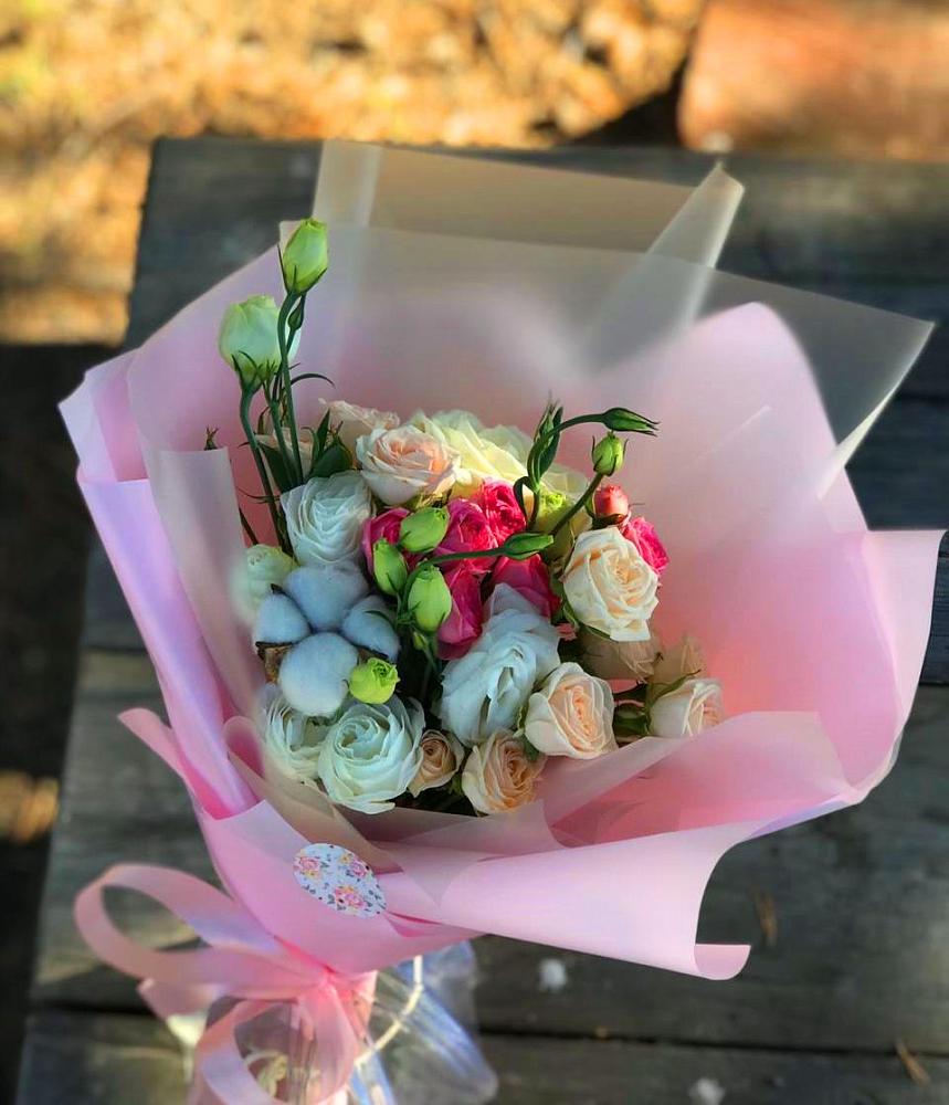 Букет цветов из: Розы и Лизиантусы в Красноярке