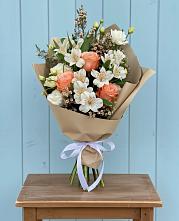 Букет цветов из:  Альстромерии, Лизиантусы, Розы и Хризантемы в Красноярке