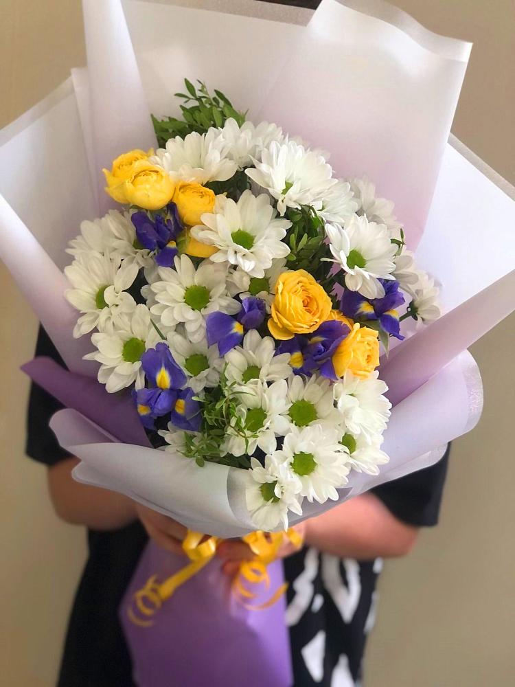 Букет цветов из: Ирисы, Хризантемы и Розы в Красноярке