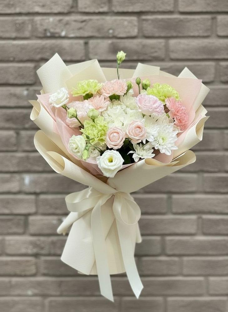 Букет цветов из: Гвоздики, Розы, Лизиантусы и Хризантемы в Красноярке