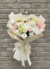 Букет цветов из:  Гвоздики, Розы, Лизиантусы и Хризантемы в Красноярке