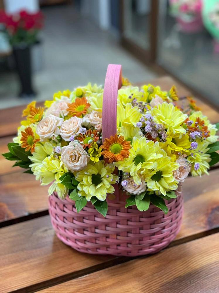 Цветочная композиция из Хризантемы и Розы в корзине в Красноярке