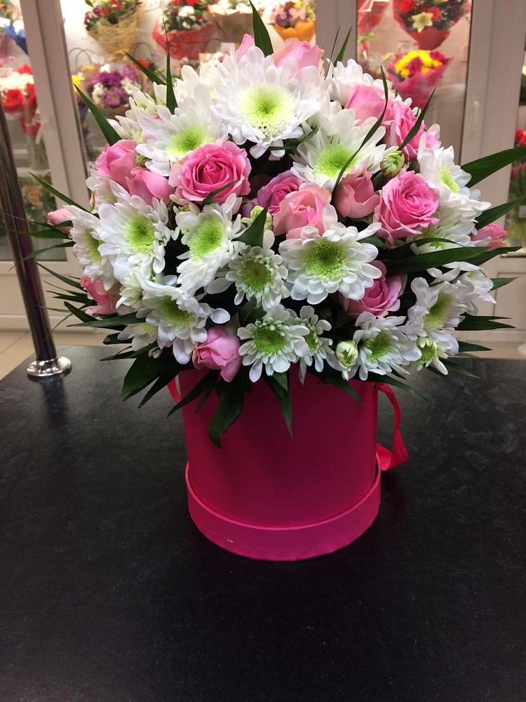 Цветочная композиция из Розы и Хризантемы в шляпной коробке в Красноярке