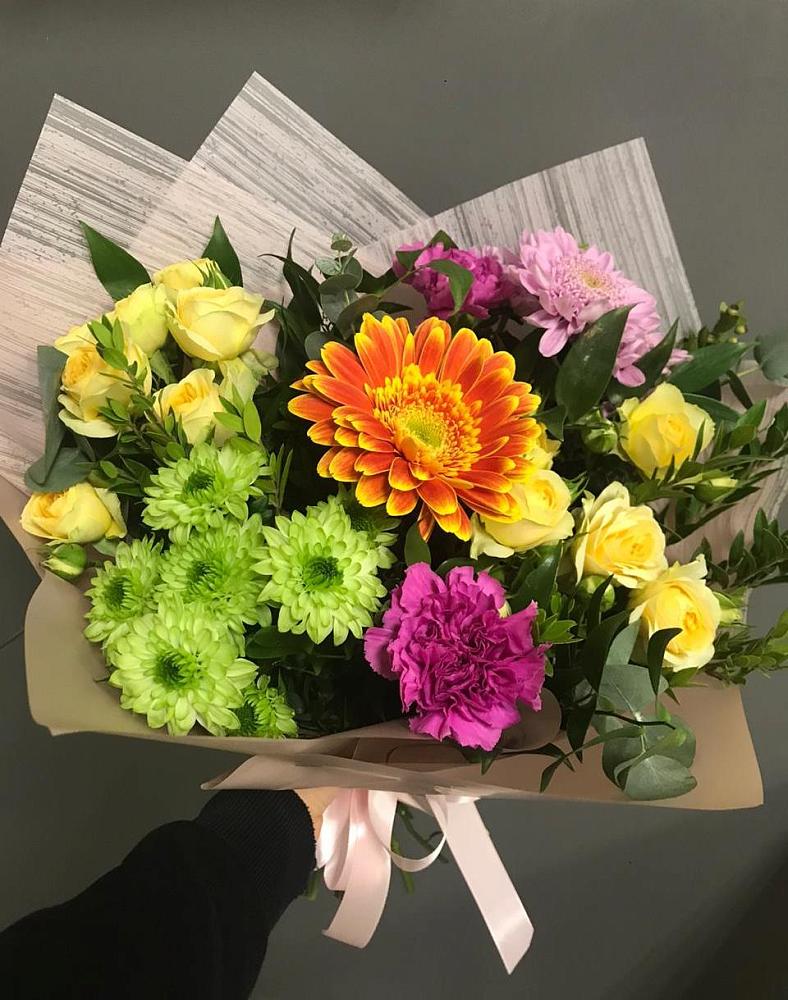 Букет цветов из: Гвоздики, Герберы, Розы и Хризантемы в Красноярке