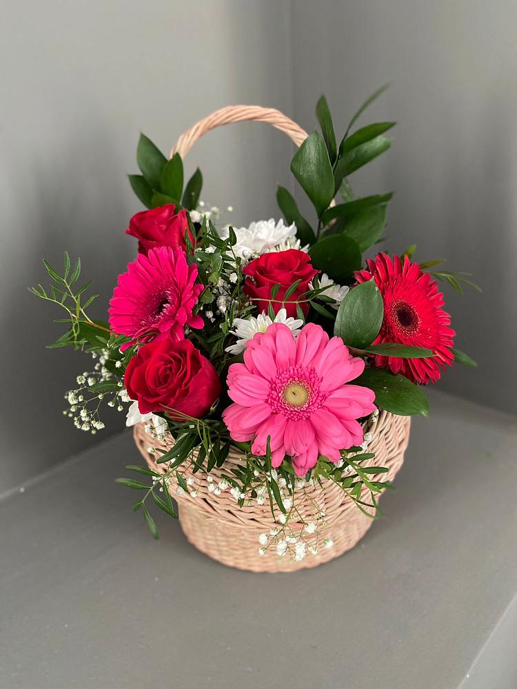 Цветочная композиция из Розы, Хризантемы и Герберы в корзине в Красноярке