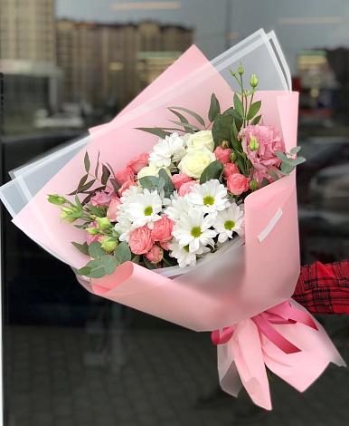 Букет цветов из: Розы, Лизиантусы и Хризантемы в Красноярке