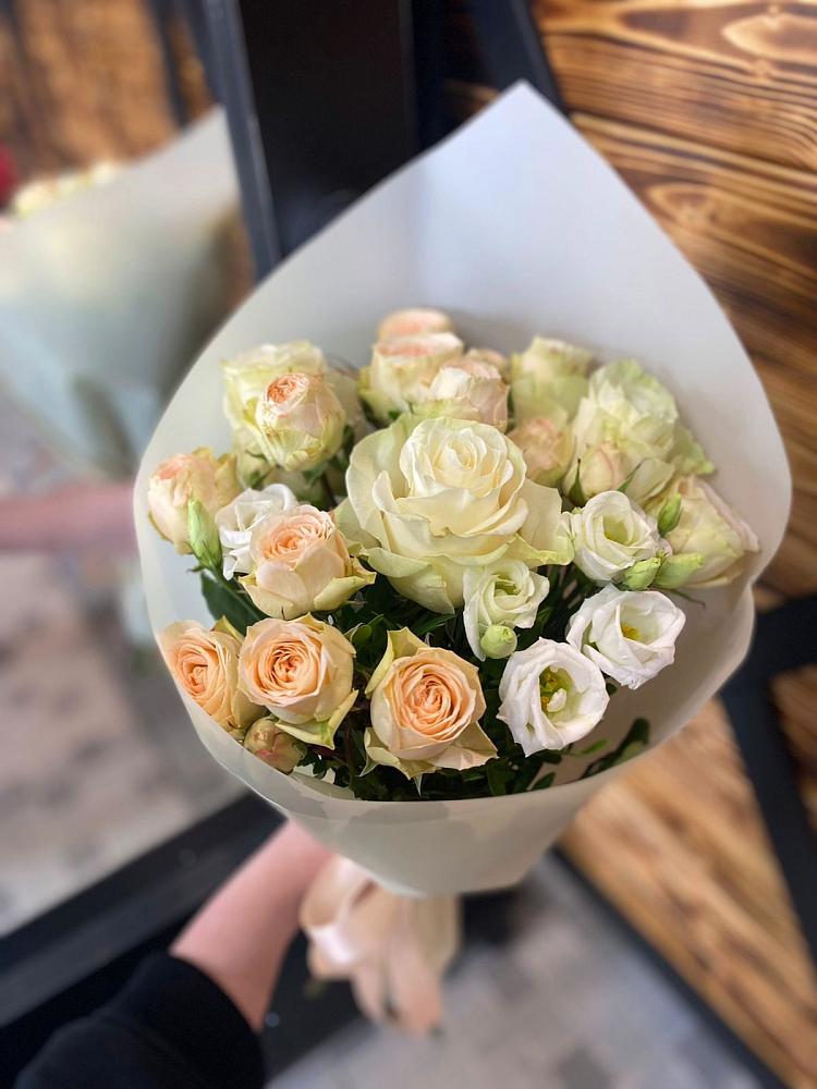 Букет цветов из: Розы и Лизиантусы в Красноярке