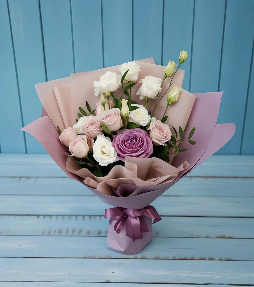 Букет цветов из: Розы и Лизиантусы в Красноярке